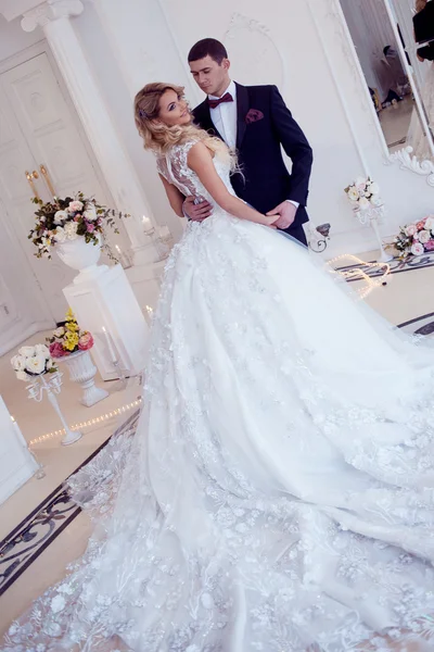 Gyönyörű, fiatal pár, a menyasszony és a vőlegény. Luxus fény belső — Stock Fotó