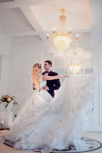 Belo jovem casal, a noiva e o noivo. Interior de luz luxuosa — Fotografia de Stock