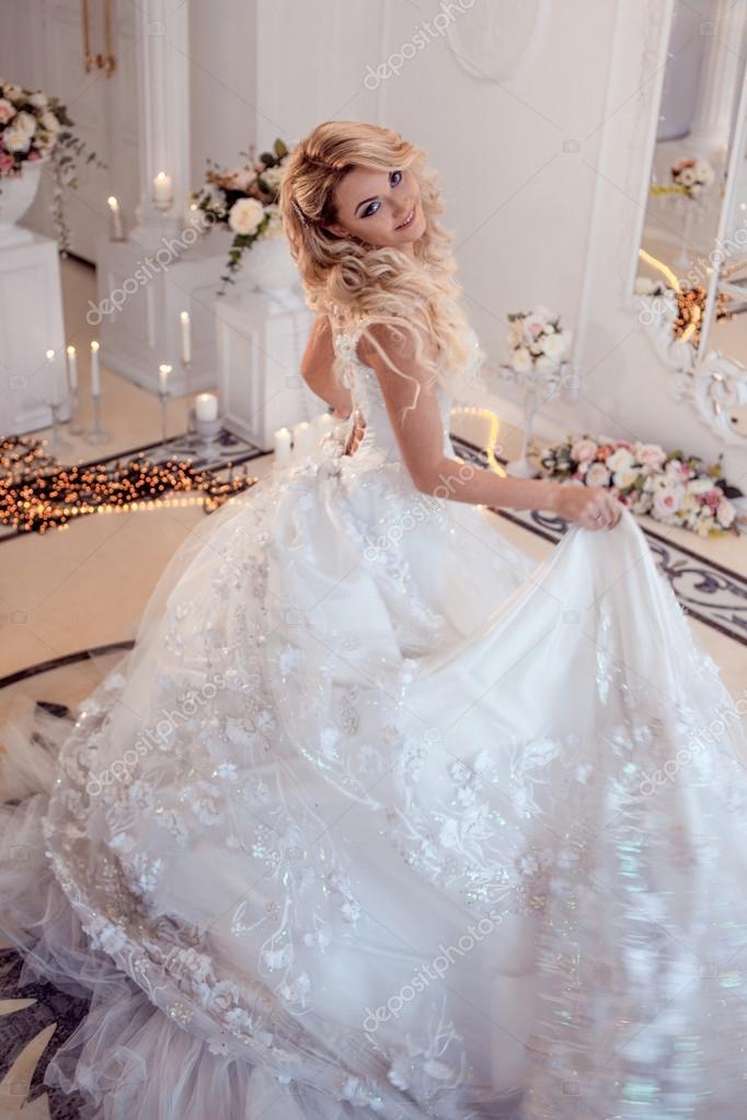 joven novia hermosa en vestido de novia de lujo. gran falda hinchada
