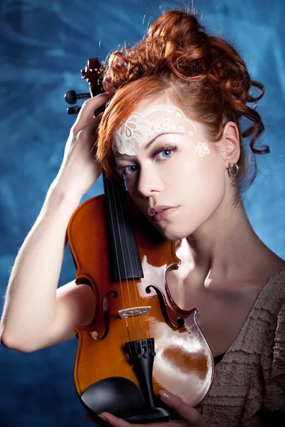 Belle fille élégante en robe avec violon dans les mains. Fond de fumée violet — Photo