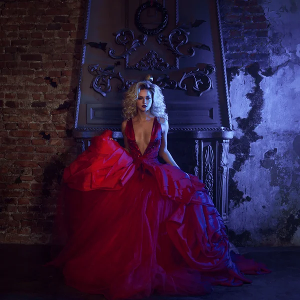 Foto de moda de la joven mujer magnífica en vestido rojo. Retrato de estudio —  Fotos de Stock