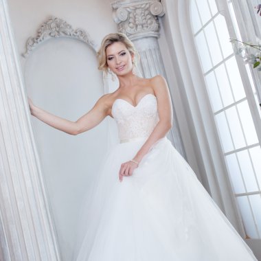 Lüks gelinlik büyüleyici genç gelin. Güzel kız, fotoğraf stüdyosu