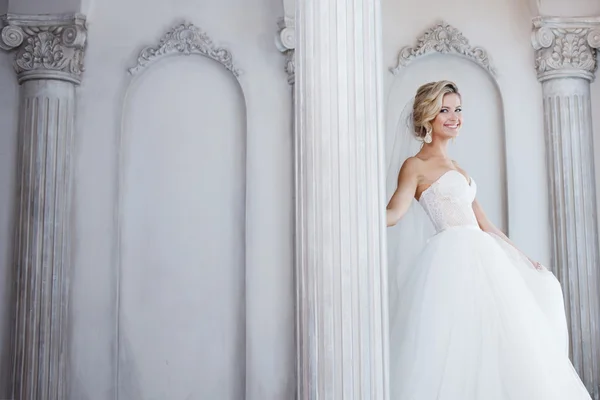 Encantadora joven novia en vestido de novia de lujo. Chica bonita, el estudio de fotos — Foto de Stock