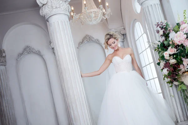 Jovem noiva encantadora em vestido de casamento luxuoso. Menina bonita, a foto Studio — Fotografia de Stock