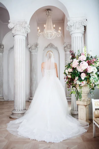 Encantadora joven novia en vestido de novia de lujo. Chica bonita, atrás. — Foto de Stock