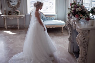 Lüks gelinlik büyüleyici genç gelin. Güzel kız, fotoğraf stüdyosu