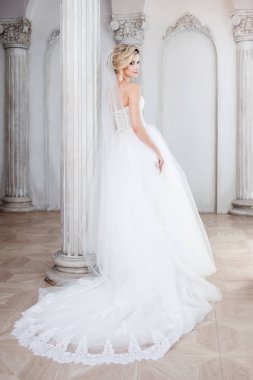 Lüks gelinlik büyüleyici genç gelin. Güzel kız, fotoğraf stüdyosu