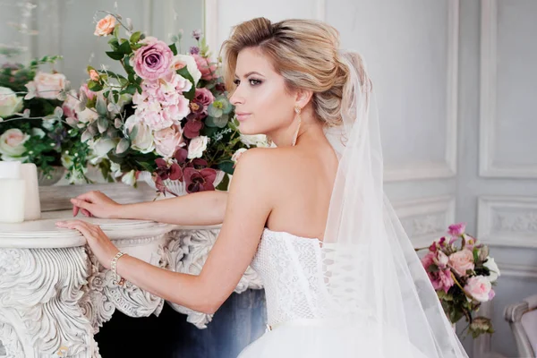 Charmante junge Braut im luxuriösen Hochzeitskleid. hübsches Mädchen, Fotostudio — Stockfoto