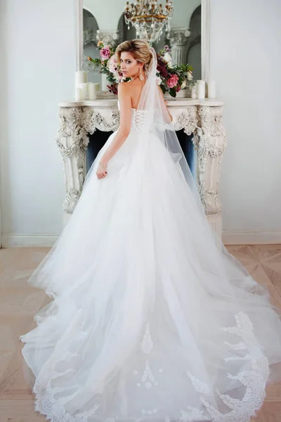 Jovem noiva encantadora em vestido de casamento luxuoso. Menina bonita, estúdio de fotos — Fotografia de Stock