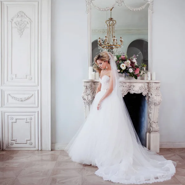 Charmante jonge bruid in luxe trouwjurk. Mooi meisje, foto Studio — Stockfoto