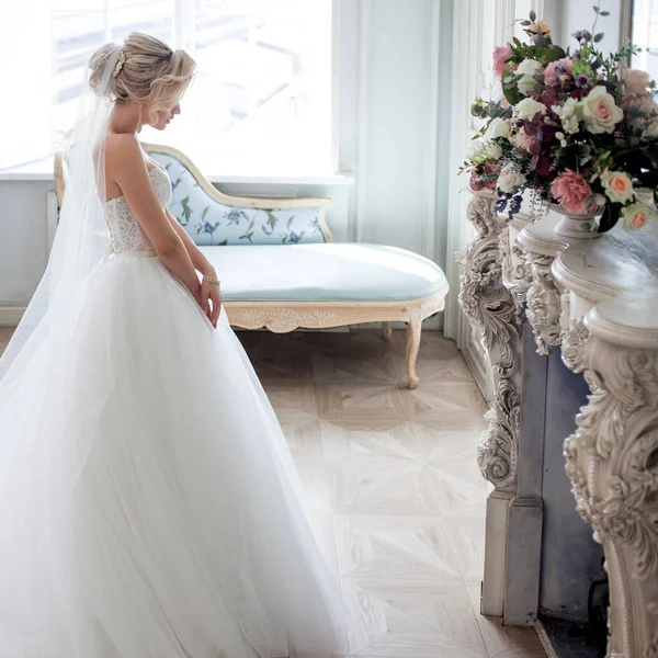 Encantadora joven novia en vestido de novia de lujo. Chica bonita, estudio de fotos — Foto de Stock