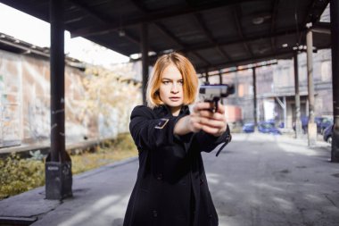 Kadın silah. Birisi sokakta çekim mafya kız.