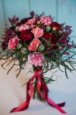 güzel yemyeşil buket gül, turkuaz arka plan, hediye