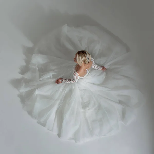 Gyönyörű menyasszony luxus esküvői ruha, ült a kör hosszú szoknya. Fehér háttér, felülnézet — Stock Fotó