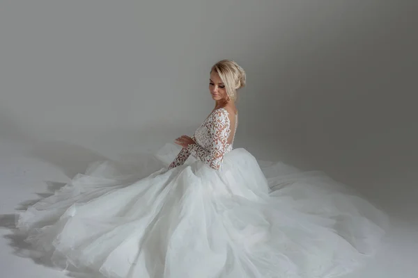 円ロング スカートで座っての豪華なウェディング ドレスの美しい花嫁。白い背景に、平面図 — ストック写真