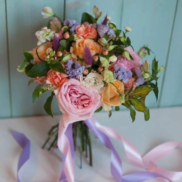 Bellissimo bouquet lussureggiante con rose, sfondo turchese, regalo — Foto Stock