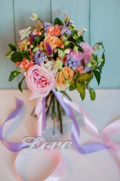 Belo buquê exuberante com rosas, fundo turquesa, presente — Fotografia de Stock