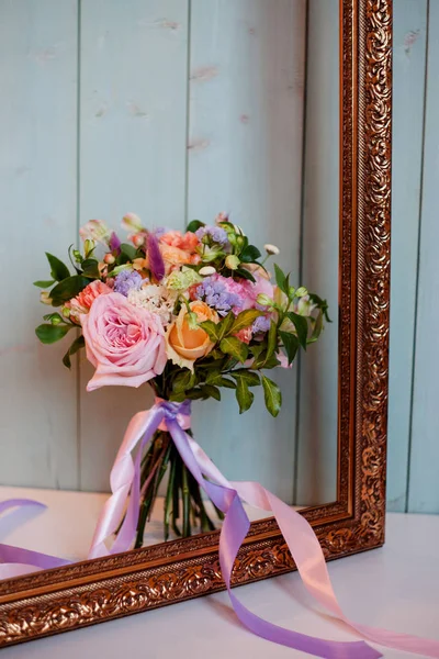 Gyönyörű buja csokor Rózsa, türkiz háttér, ajándék — Stock Fotó