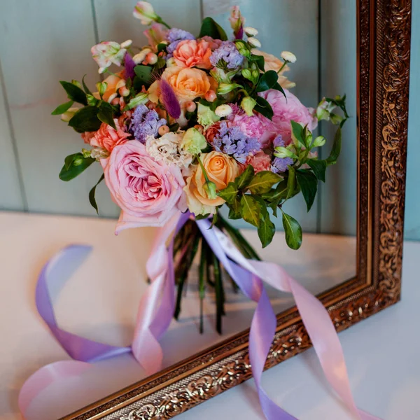 Hermoso ramo exuberante con rosas, fondo turquesa, regalo — Foto de Stock