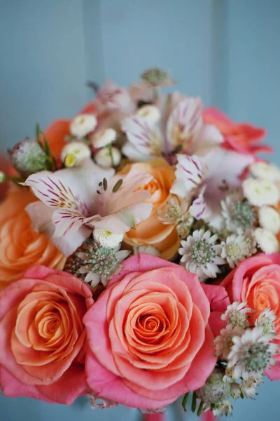 Schöner üppiger Strauß mit Rosen, türkisfarbenem Hintergrund, Geschenk — Stockfoto