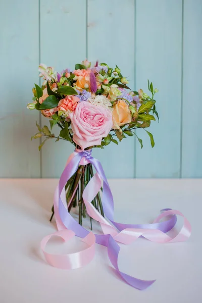 Beau bouquet luxuriant avec des roses, fond turquoise, cadeau — Photo