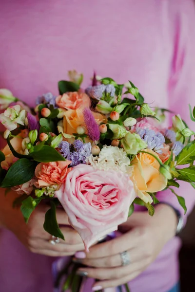 バラ、美しい緑豊かな花束ピンク セーターの女の子ギフトします。 — ストック写真