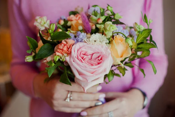 Mädchen in rosa Pullover hält einen schönen üppigen Strauß mit Rosen, Geschenk — Stockfoto
