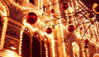 Şehrin Festival aydınlatmaları, sokaklarda. Noel, Moskova, Rusya. Kızıl Meydan