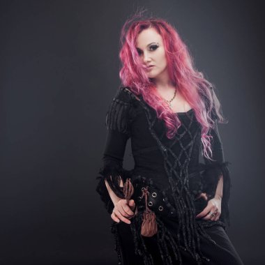 Halloween cadı magic oluşturur. Vudu cadı kostüm Kızıl saçlı çekici kadın