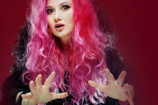 Τρομακτικό μάγισσα με τα κόκκινα μαλλιά εκτελεί μαγεία. Απόκριες. — Φωτογραφία Αρχείου