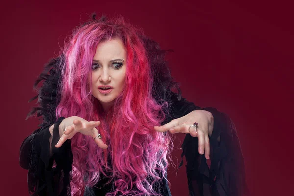 Bruxa assustadora com cabelo ruivo faz magia. Halloween. . — Fotografia de Stock