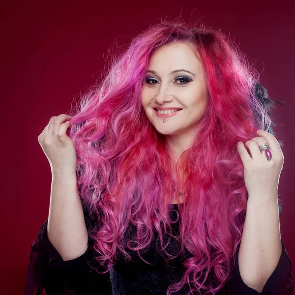 Mujer sonriente con el pelo rosa en imagen de bruja. Estilo Halloween —  Fotos de Stock