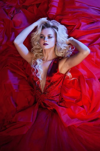 Foto de moda de jovem mulher magnífica em vestido vermelho. Retrato de estúdio — Fotografia de Stock