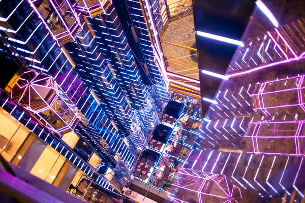 MOSCOW, RÚSSIA - OUTUBRO 01: Centro Comercial atrium lindamente iluminado, o elevador sobe, em Moscou em 1 de outubro de 2016 — Fotografia de Stock