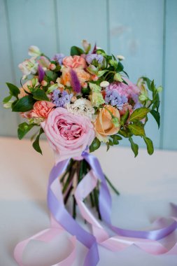 güzel yemyeşil buket gül, turkuaz arka plan, hediye