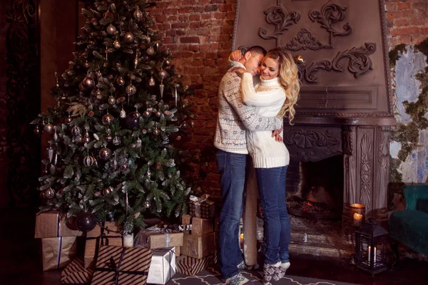 Joyeux Noël. Jeune couple célébrant le Nouvel An à la maison. Homme et femme câlins — Photo