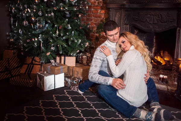 Joyeux Noël. Jeune couple célébrant le Nouvel An à la maison. Homme et femme câlins — Photo