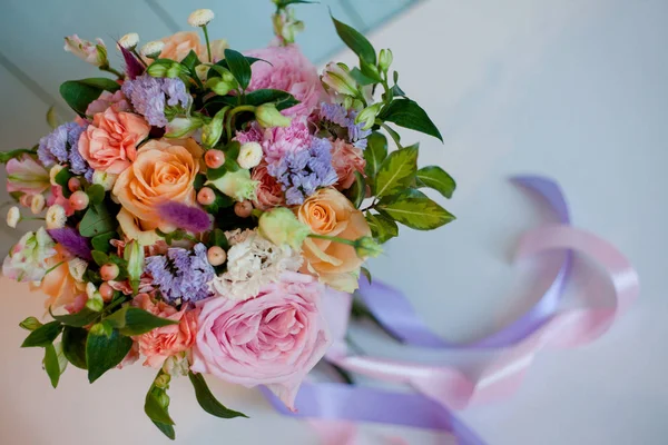 Hermoso ramo exuberante con rosas, fondo turquesa, regalo — Foto de Stock