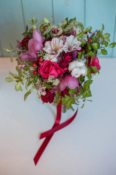 Belo buquê exuberante com rosas, fundo turquesa, presente — Fotografia de Stock