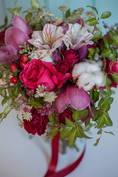 Hermoso ramo exuberante con rosas, fondo turquesa, regalo — Foto de Stock