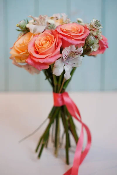 Hermoso ramo exuberante con rosas, fondo turquesa, regalo — Foto de Stock