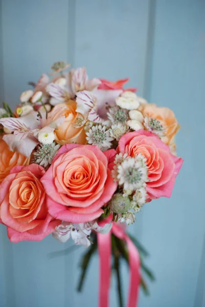Schöner üppiger Strauß mit Rosen, türkisfarbenem Hintergrund, Geschenk — Stockfoto