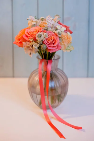 Beau bouquet luxuriant avec des roses, fond turquoise, cadeau — Photo