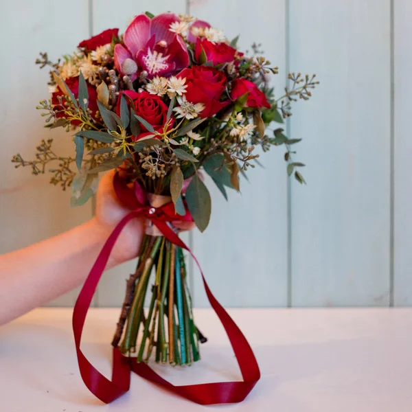 Fille tenant un beau bouquet luxuriant avec lis, cadeau — Photo