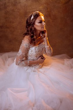 Güzel kız gelin lüks gelinlik, portre altın tonlarda, parlama etkileri