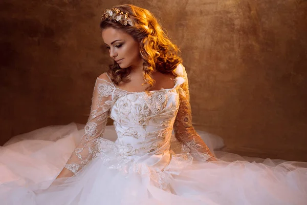 Mooi meisje bruid in luxe trouwjurk, portret in gouden tinten, effecten van glare — Stockfoto