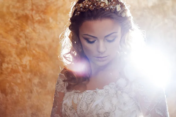 Hermosa novia chica en lujoso vestido de novia, retrato en tonos dorados, efectos de deslumbramiento — Foto de Stock