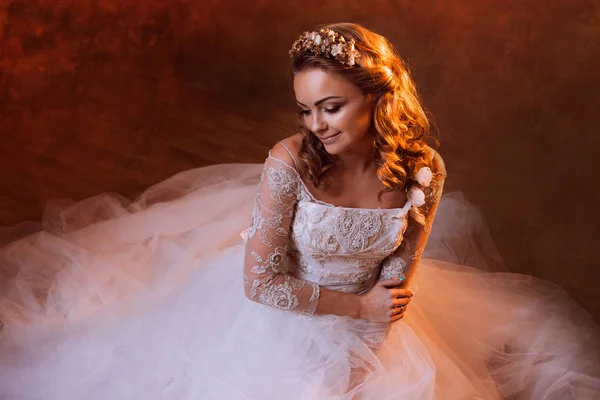 Mooi meisje bruid in luxe trouwjurk, portret in gouden tinten, effecten van glare — Stockfoto