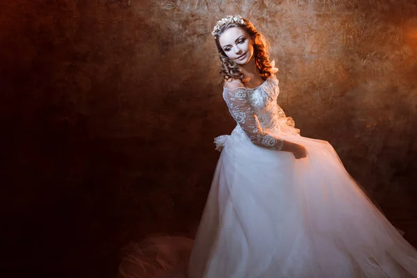 Mooi meisje bruid in luxe trouwjurk, portret in gouden tinten — Stockfoto