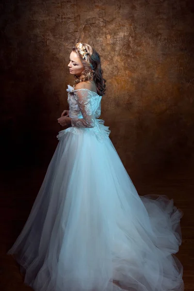 漂亮的女孩在奢华的婚礼礼服新娘。在配置文件中，富豪姿势的肖像 — 图库照片